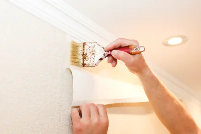 Pose de papier peint à Orus — revêtements muraux et toiles de verre